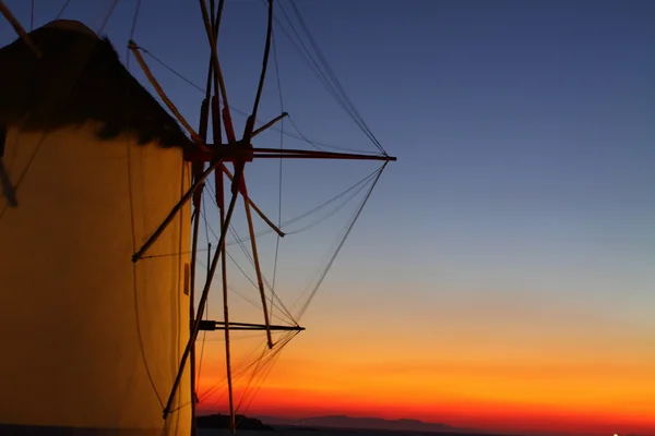 Windmühlen des sonnigen Mykonos (Griechenland, Kykladen) — Stockfoto
