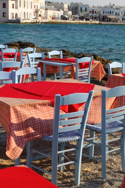 Restaurant aan zee in mykonos, Griekenland. — Stockfoto