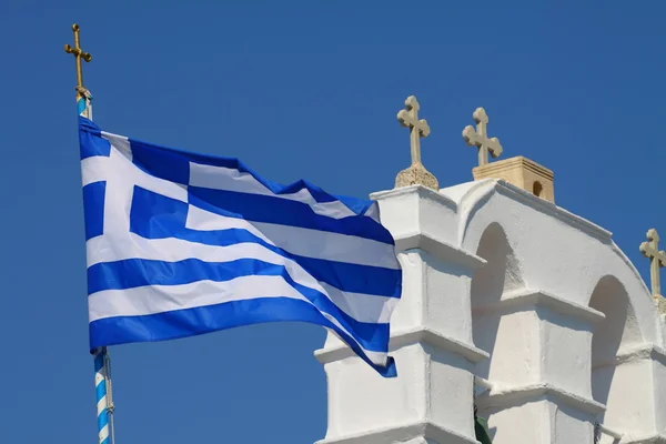 Chiesa dell'isola greca con bandiera e campane greche — Foto Stock