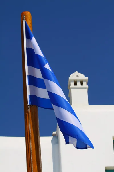 Eglise grecque de l'île avec drapeau et cloches greece — Photo