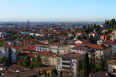 Bergamo şehir merkezindeki binaların çatıları..