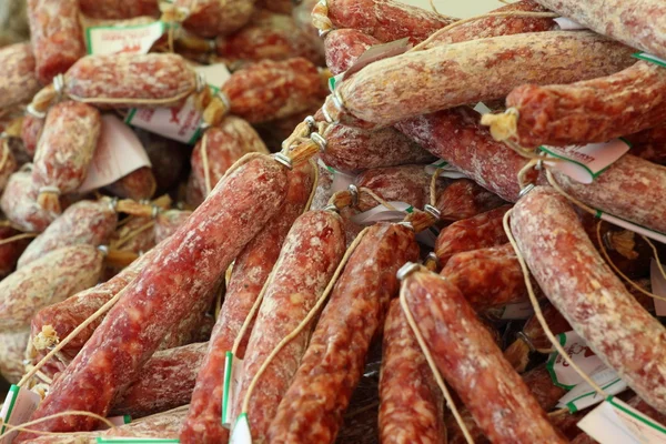 Salchichas italianas tradicionales en exhibición en el mercado de agricultores —  Fotos de Stock