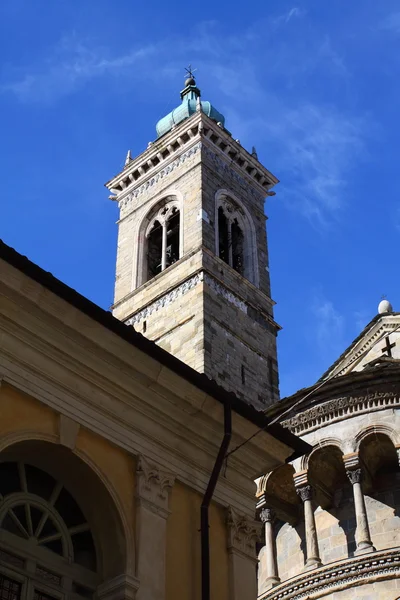 Базилика и колокол в Бергамо, Ломбардия, Италия — стоковое фото