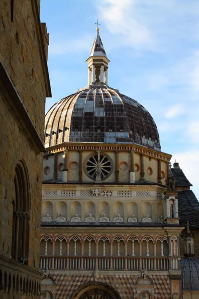 Basilika och tornklocka i Bergamo, Lombardiet, Italien — Stockfoto