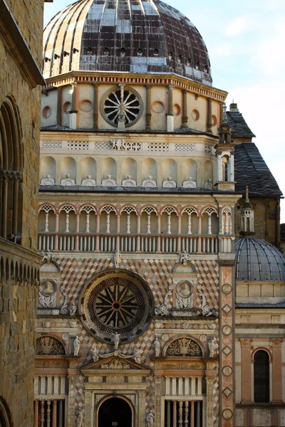 Campana basílica y torre en Bérgamo, Lombardía, Italia —  Fotos de Stock