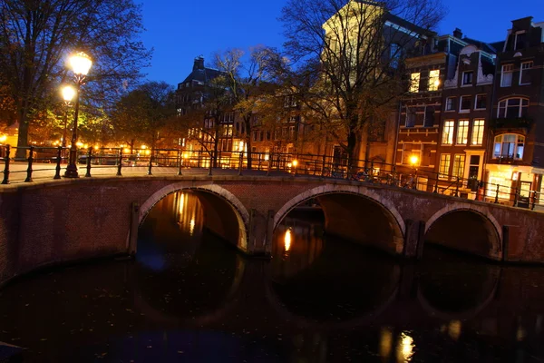 Amsterdam på natten, Nederländerna — Stockfoto