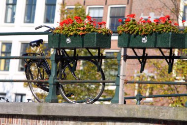 Amsterdam, kanal ve bisiklet. Hollanda.