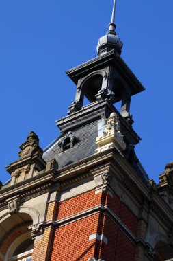 kilise kule mavi gökyüzü üzerinde