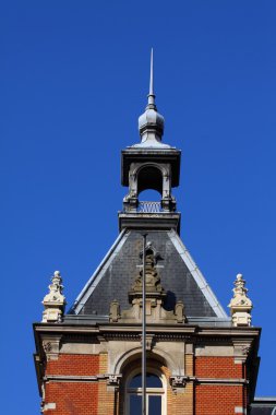 kilise kule mavi gökyüzü üzerinde