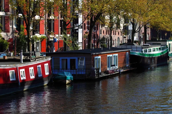 Canal calme d'Amsterdam avec des bateaux maison — Photo