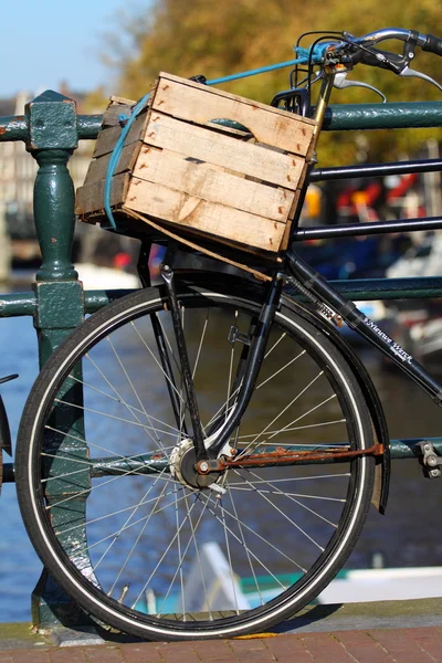 Amsterdam, kanal ve bisiklet. Hollanda. — Stok fotoğraf
