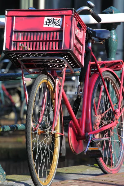 Amsterdam, csatorna- és kerékpárkölcsönzés. Hollandia. — Stock Fotó