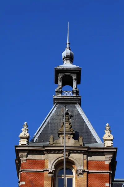 教堂塔楼在蓝蓝的天空 — 图库照片