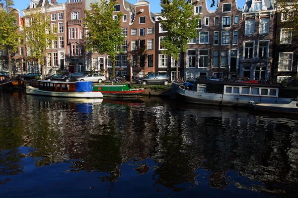 Tranquillo canale di Amsterdam con barche casa — Foto Stock