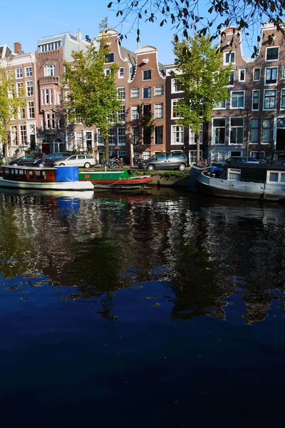 Тихий Амстердамский канал с катерами — стоковое фото