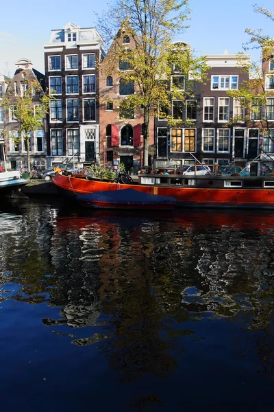 Тихий Амстердам каналу з будинку човни — стокове фото