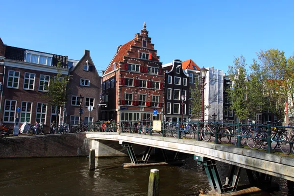 Stille Amsterdam kanal med hus både - Stock-foto