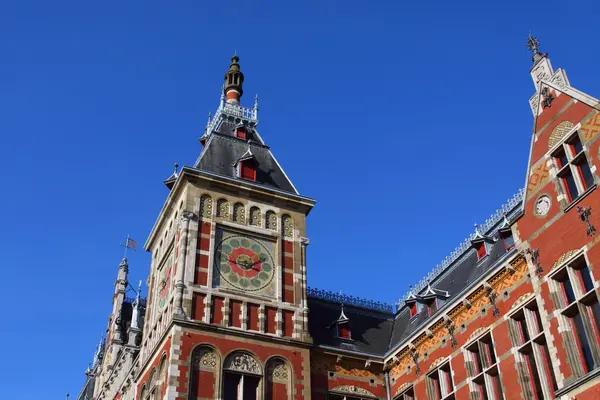 Holandsko, amsterdam, pohled na průčelí železniční stanice — Stock fotografie