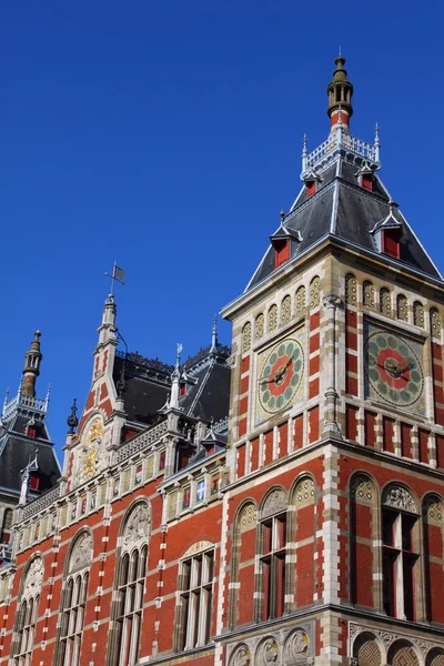 Голландия, Амстердам, вид на фасад Центрального железнодорожного вокзала — стоковое фото