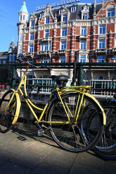 Amsterdam, kanaal en fiets. Nederland. — Stockfoto