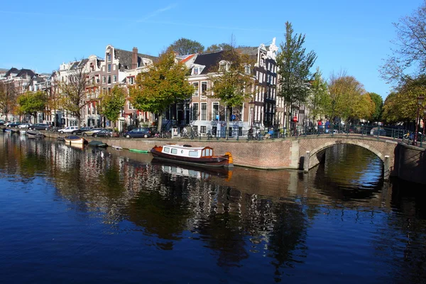 Rustige Amsterdamse gracht met huis boten — Stockfoto