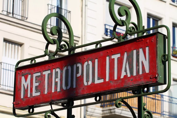 Paris, France - retro metro sign. Вход в метро . — стоковое фото