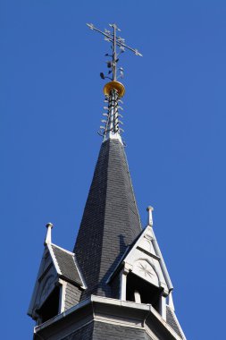 Amsterdam'da Kilisesi üzerinde mavi gökyüzü