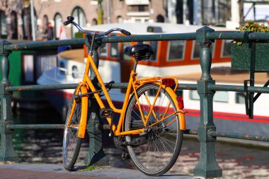 tipik amsterdam Hollanda'da köprüsü üzerinde eski bisikleti.