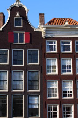 tipik bir amsterdam üzerinde mavi gökyüzü evleri