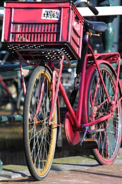 tipik amsterdam Hollanda'da köprüsü üzerinde eski bisikleti.