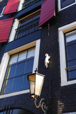 tipik bir amsterdam üzerinde mavi gökyüzü evleri