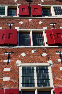 tipik bir amsterdam üzerinde mavi gökyüzü evleri