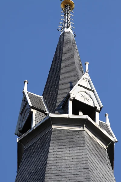 Εκκλησία στο Άμστερνταμ πέρα από το γαλάζιο του ουρανού — Φωτογραφία Αρχείου