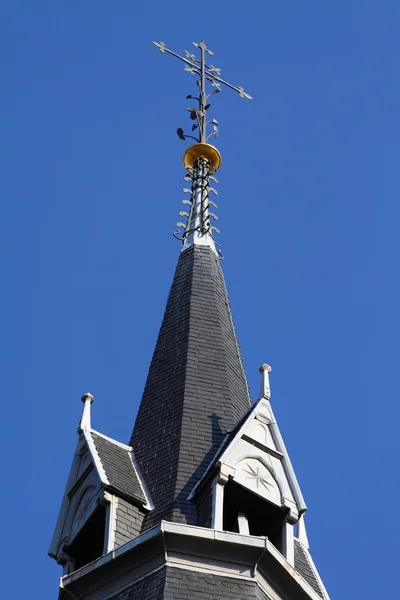 アムステルダムの青い空の上の教会 — ストック写真