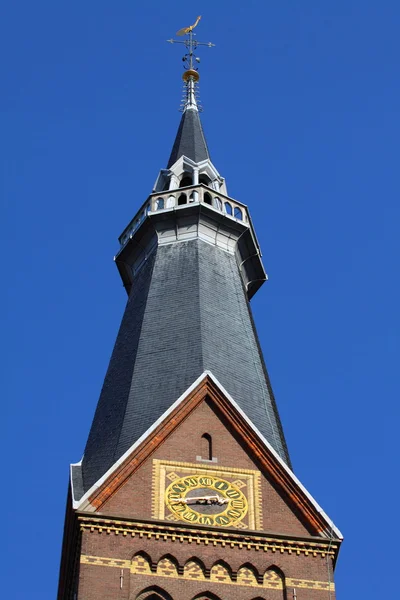 教会在阿姆斯特丹在蓝蓝的天空 — 图库照片