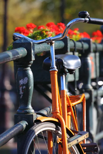 Bicicleta velha típica de Amsterdã sobre ponte na Holanda . — Fotografia de Stock