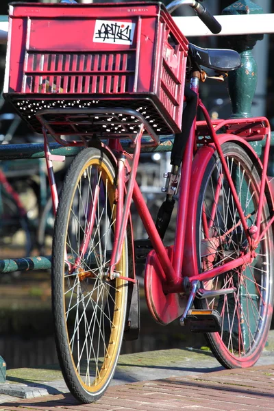 Typique Amsterdam vieux vélo sur pont en Hollande . — Photo
