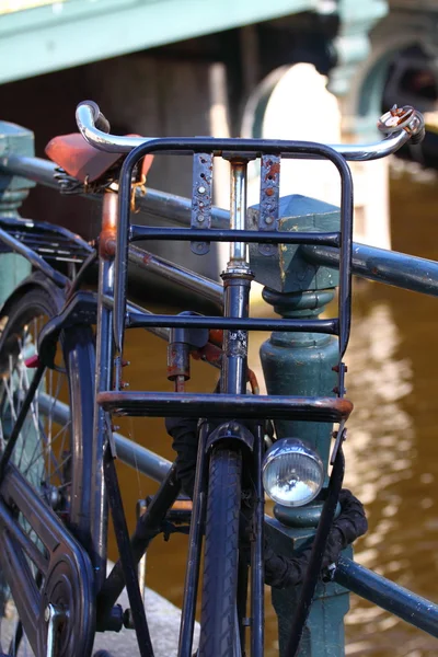 Bicicleta velha típica de Amsterdã sobre ponte na Holanda . — Fotografia de Stock