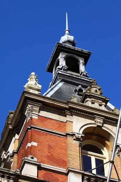 Kerktoren over blauwe hemel — Stockfoto