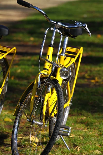 Typické amsterdam žluté kolo v Holandsku. — Stock fotografie