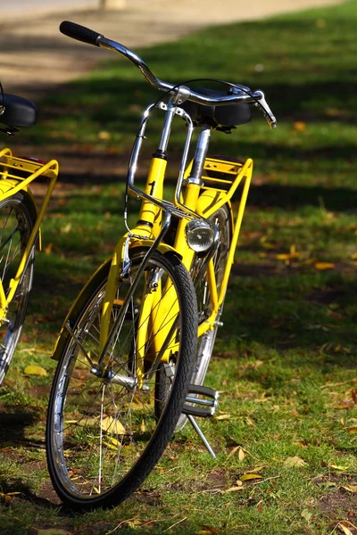 Hollanda'da tipik amsterdam sarı Bisiklet. — Stok fotoğraf