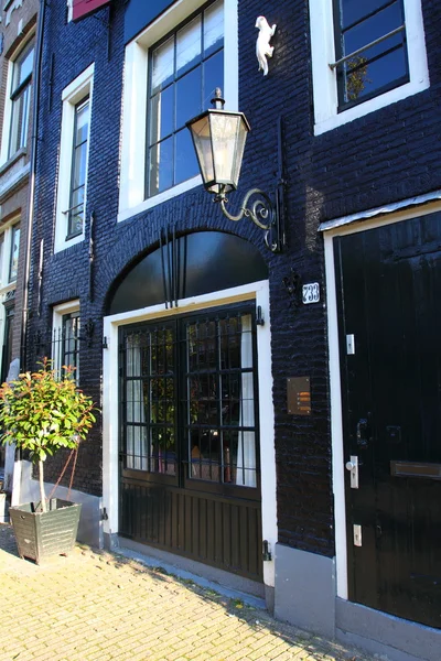 Casas típicas de Ámsterdam sobre el cielo azul — Foto de Stock