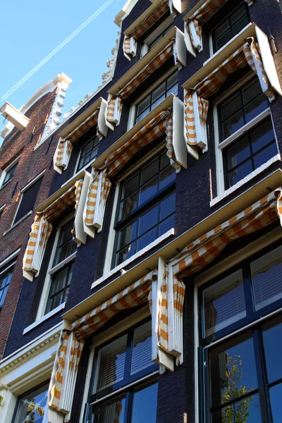Amsterdam typowe domy nad niebieski niebo — Zdjęcie stockowe