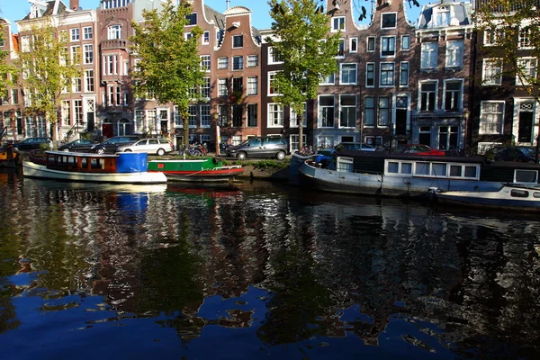 Quiet Amsterdam canal with house boats — Stock Photo, Image