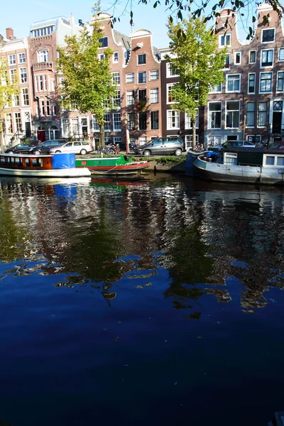 Tranquillo canale di Amsterdam con barche casa — Foto Stock