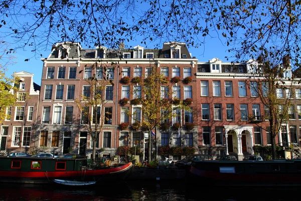 Tiché amsterdamském kanále s čluny, dům — Stock fotografie