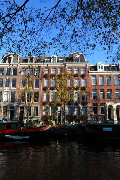 Tranquilo canal de Amsterdam con barcos casa — Foto de Stock