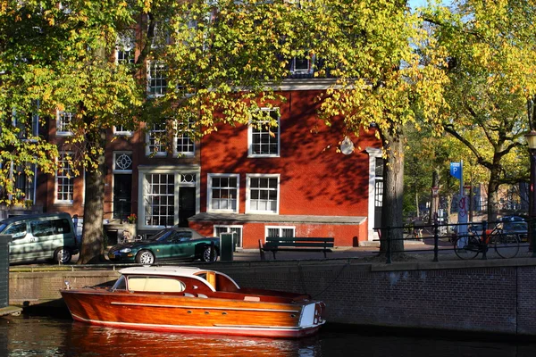 Тихий Амстердамский канал с катерами — стоковое фото
