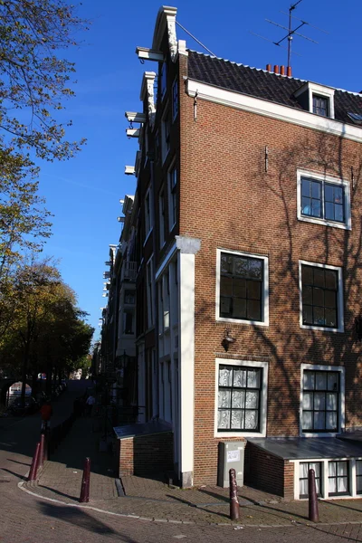 Tipiche case di Amsterdam sopra il cielo blu — Foto Stock