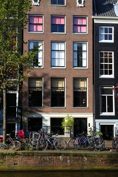 典型阿姆斯特丹的房子在蓝蓝的天空 — 图库照片